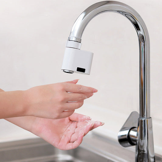 Sensor infrarrojo para canilla en uso, abriendo el agua sin contacto