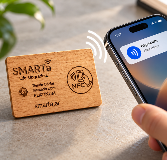 Tarjeta NFC de madera personalizada SMARTa acercando un teléfono